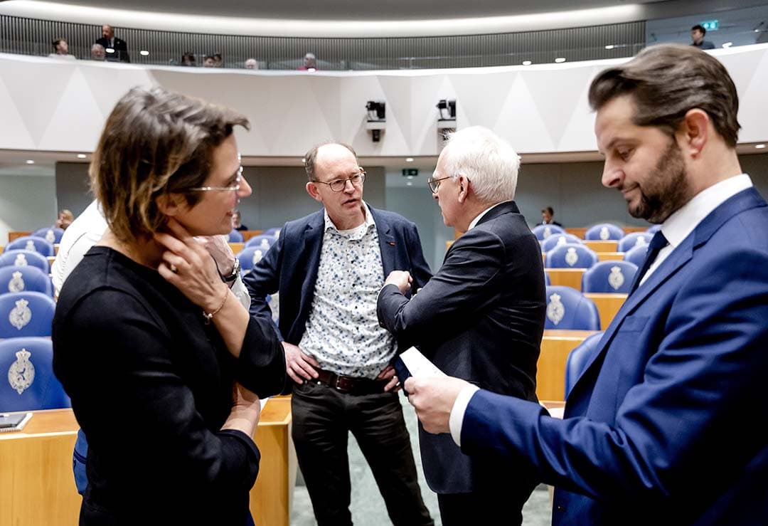 Kamerleden in gesprek voorafgaand aan het debat over de landbouwbegroting. Op de voorgrond Rosanne Hertzberger (NSC) en André Flach (SGP), Op de achtergrond Cor Pierik (BBB) in gesprek met landbouwminister Piet Adema (CU). - Foto's: ANP