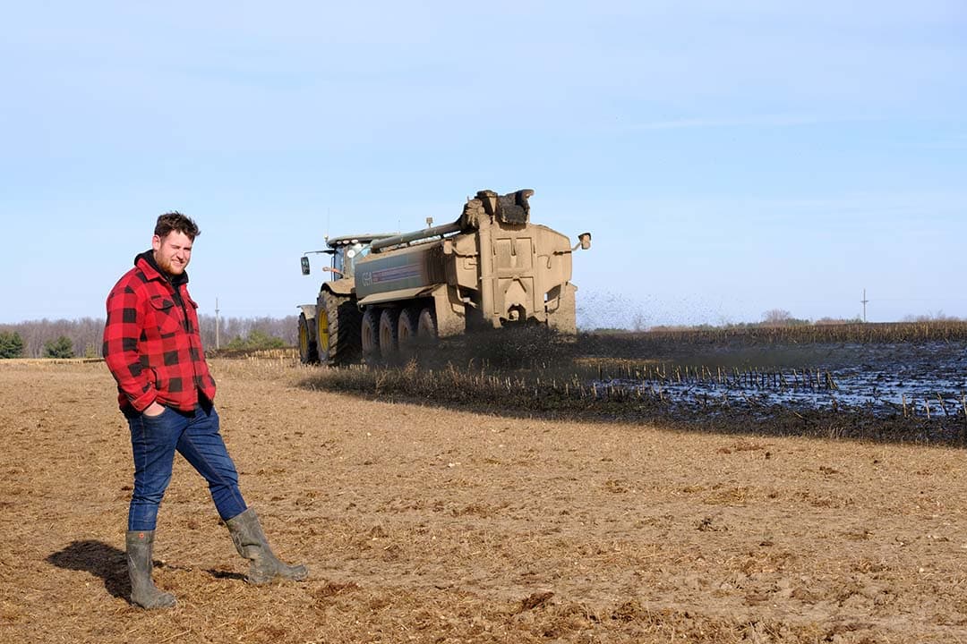 Er zijn wel een paar regels in Michigan.  Nadat de mest is uitgereden moet het met de cultivator licht ingewerkt worden.
