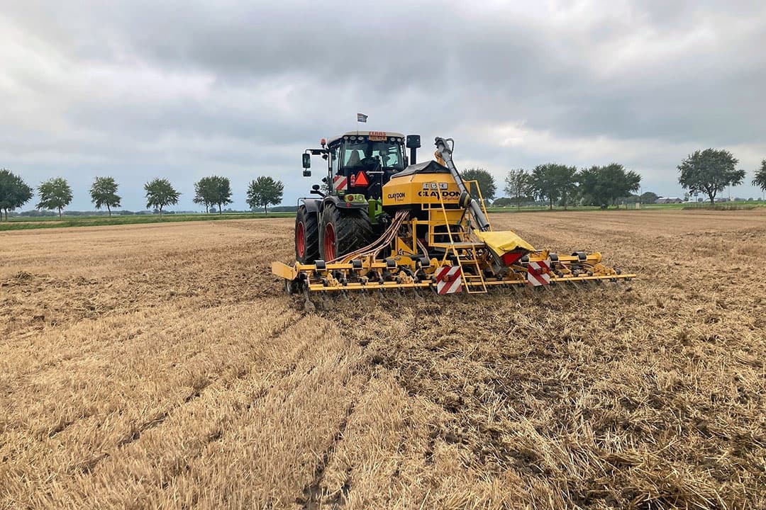 Diagonaal rijden helpt bij directzaai (niet-kerende grondbewerking) om sporen zo veel mogelijk te effenen. Meteen na de oogst is de grond vaak nog goed bewerkbaar, met voldoende vocht om de groenbemester te laten kiemen. – Foto: Geertsema