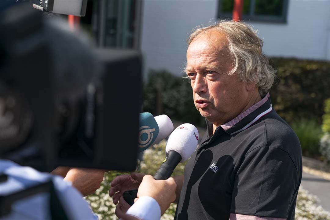 Henk Bleker staat de pers te woord over het gesprek met stikstofbemiddelaar Johan Remkes, zomer 2022. - Foto: ANP