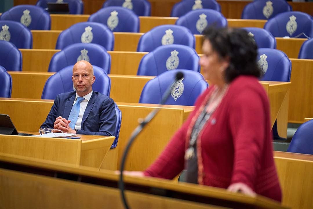 Tjeerd de Groot (D66) kijkt naar Caroline van der Plas (BBB) tijdens een debat (10 mei 2023) over het stikstoffonds. Beiden kibbelen al sinds hun eerste dag samen in de Tweede Kamer. - Foto: ANP