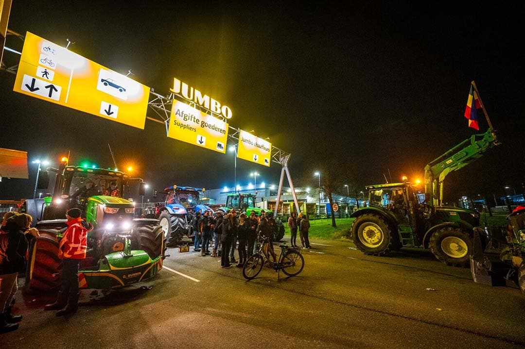 Boeren hebben donderdagavond enige tijd het distributiecentrum van supermarktketen Jumbo geblokkeerd. - Foto: ANP