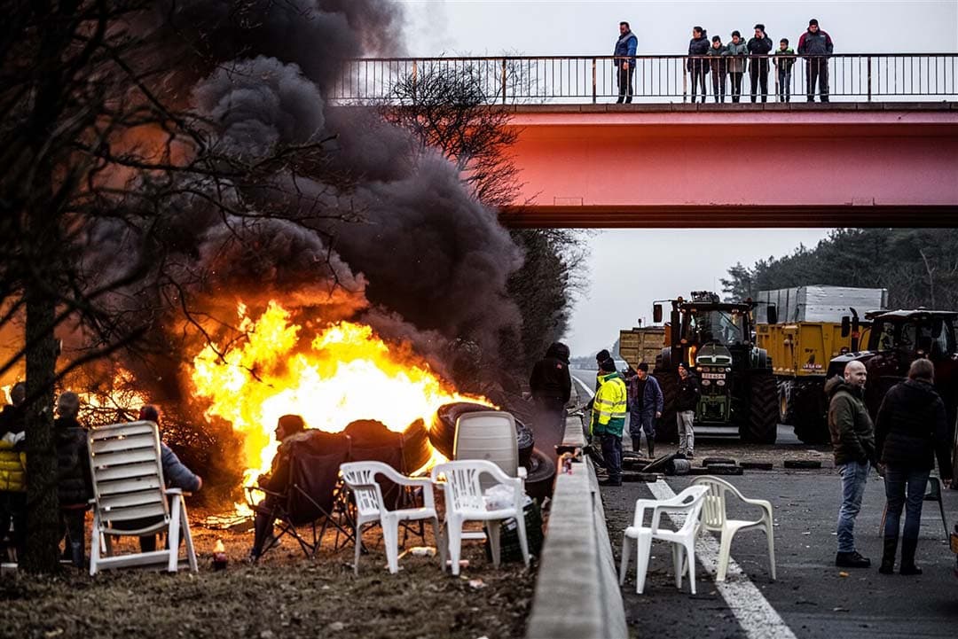 Gisteren, eind van de middag; Nederlandse en Belgische boeren blokkeren de grensovergang tussen Nederland met België. - Foto: ANP