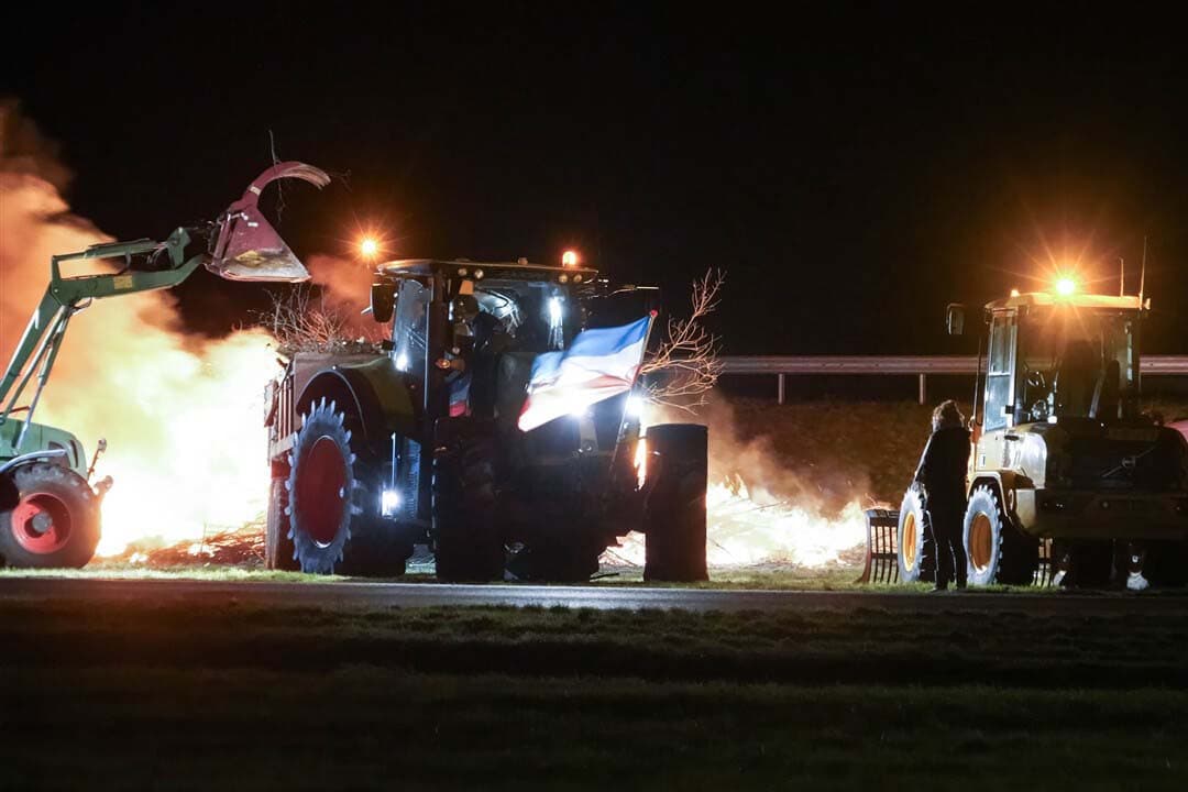 Boeren protesteren bij de A28 bij Rogat, afslag De Wijk. - Foto: ANP