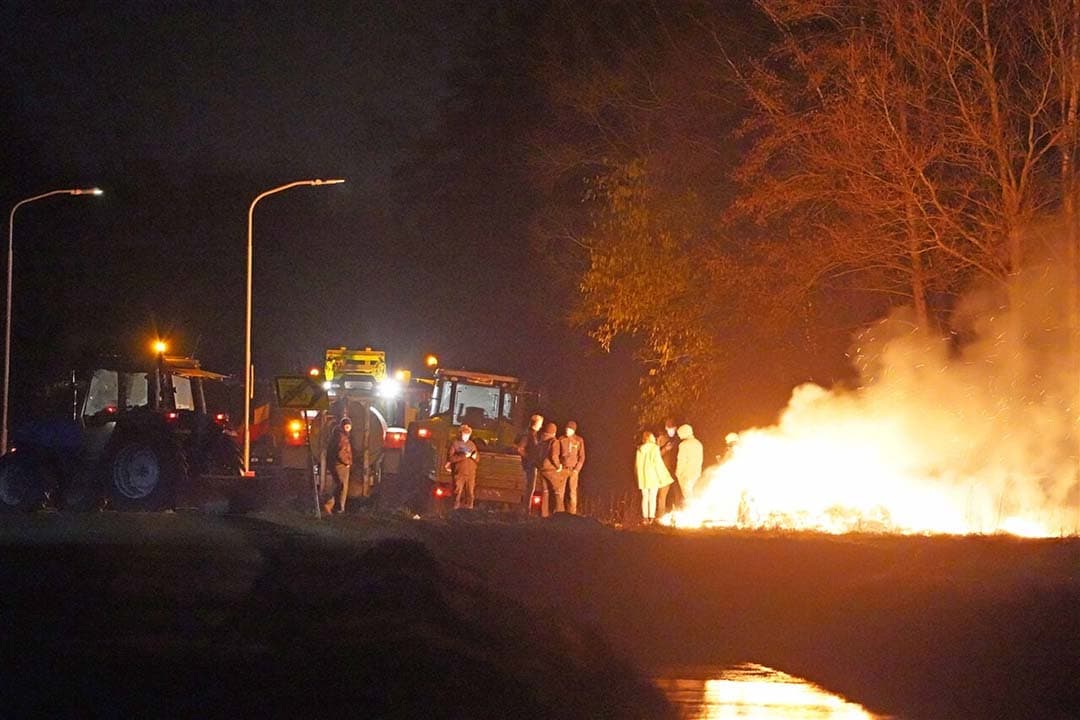 Wegafsluitingen, zoals hier in Leek naast de A7, en ongevallen volgen op landelijke boerenprotesten tegen EU-regels, met kritiek van autoriteiten en oproepen tot voorzichtigheid en dialoog. - Foto: ANP