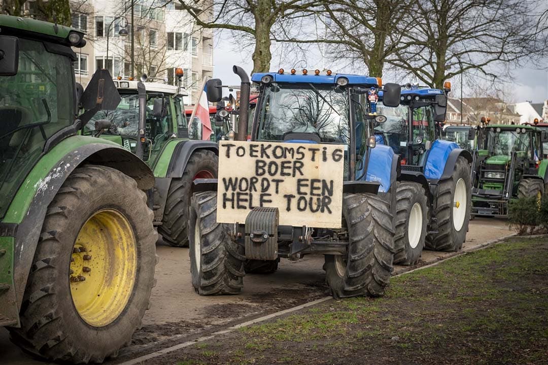 Boeren protesteren op 12 februari 2024 met hun trekkers en tractoren op de Dreef in Haarlem. - Foto: ANP