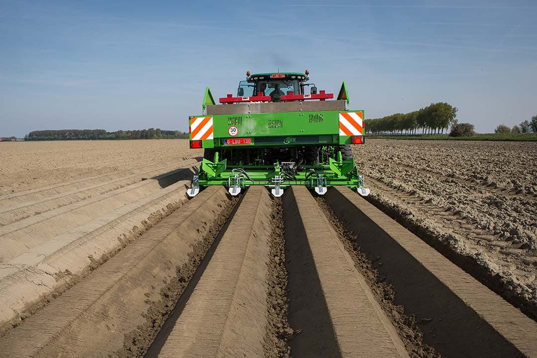 Fritesaardappelen poten met een all-in-one systeem. De methode kost de minste tijd, maar vraagt wel meer brandstof dan de andere pootsystemen. - Foto: Peter Roek