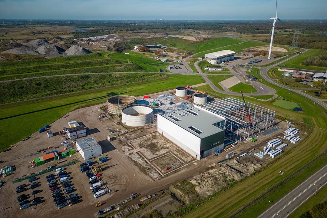 De bouw in 2022. De hal is dan nog in aanbouw en de tanks voor het vergisten van de biomassa moeten nog verrijzen. - Foto's: Bert Jansen