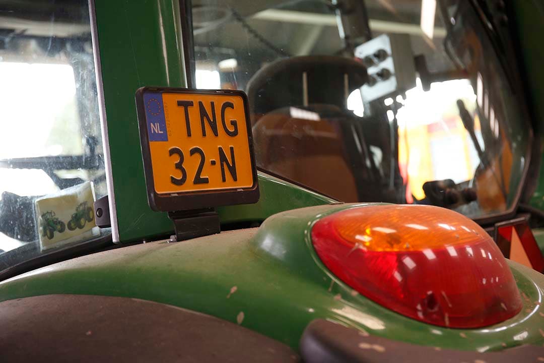 In de meeste gevallen rijden landbouwvoertuigen sneller dan 25 kilometer per uur en hebben voertuigeigenaren een kenteken gemonteerd op hun trekker of machine. - Foto: Hans Prinsen