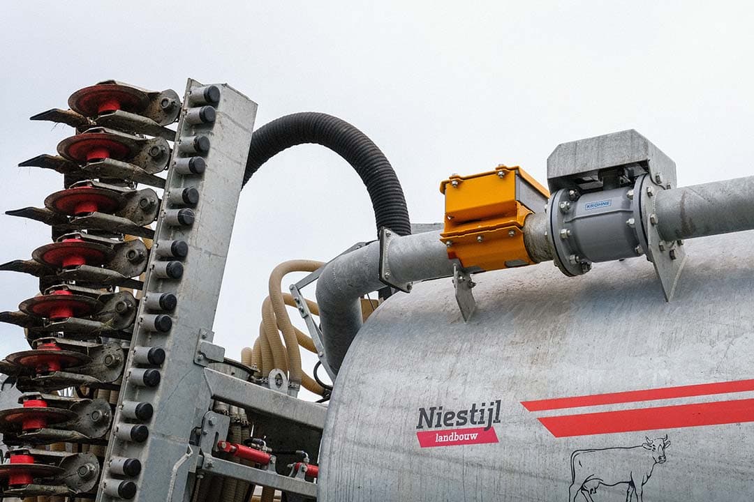 Over de belangrijkste reden achter de afnemende belangstelling voor NIR-sensoren zijn leveranciers het wel eens. NIR-sensoren op mest- en transporttanks zijn nog altijd niet goedgekeurd als alternatief voor de wettelijk vereiste weging en bemonstering van drijfmest. Toch zijn loonwerkers best enthousiast over de mogelijkheden van NIR-sensoren. - Foto: Jan Willem van Vliet