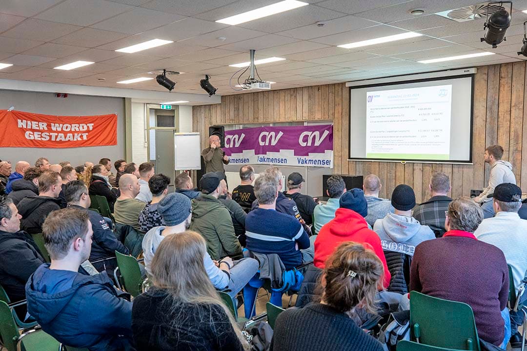 Werknemers van Ausnutria staken voor een beter sociaal plan. - Foto: Anne van der Woude