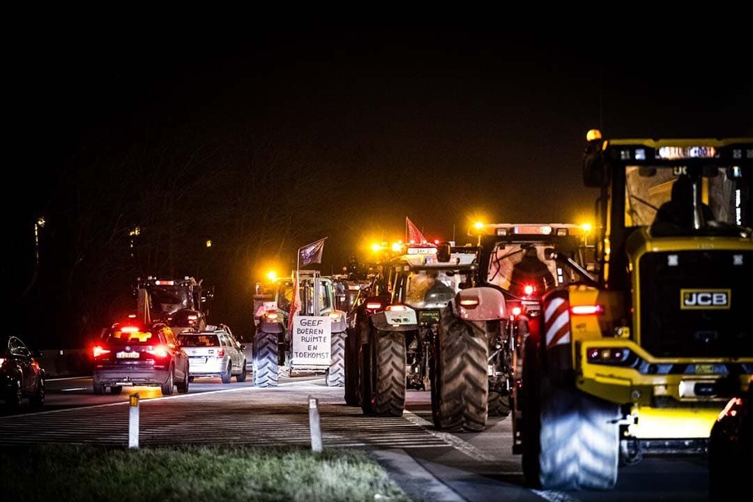 Boeren protesteren op de snelweg bij de grens met Nederland. Brabantse en Limburgse boeren voeren actie om Belgische boeren te steunen, die demonstreren tegen landbouwregels die volgens hen te streng zijn en oneerlijke concurrentie binnen de Europese grenzen. - Foto: ANP
