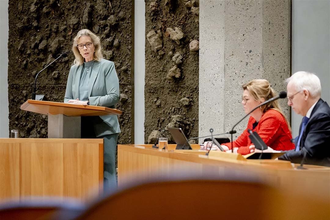 Jeanet Nijhof-Leeuw (PVV), Christianne van der Wal, demissionair minister voor Natuur en Stikstof, en Piet Adema, demissionair minister van Landbouw, Natuur en Voedselkwaliteit, tijdens een debat in de Tweede Kamer over de begroting van Landbouw, Natuur en Voedselkwaliteit. Foto: ANP
