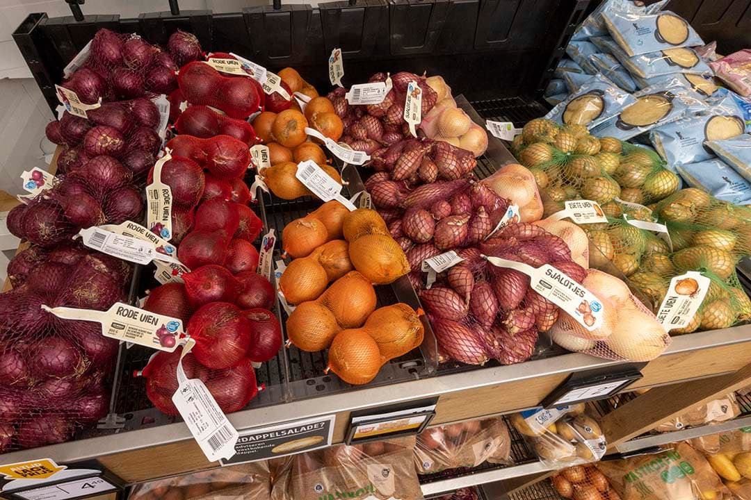 Ook de uienteelt wordt diverser. Naast rode uien inmiddels ook roze uien. De consument heeft wat te kiezen. Rood werd opnieuw goed betaald, maar blijkt in de markt geen alternatief voor veel duurdere gele uien. - Foto: Koos Groenewold