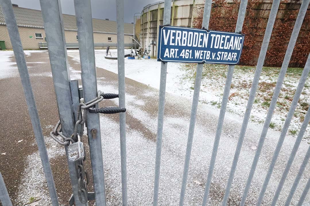 Voor de mestopslag is een aparte toegangspoort. Het laden van mest gebeurt met een bedrijfseigen slang.