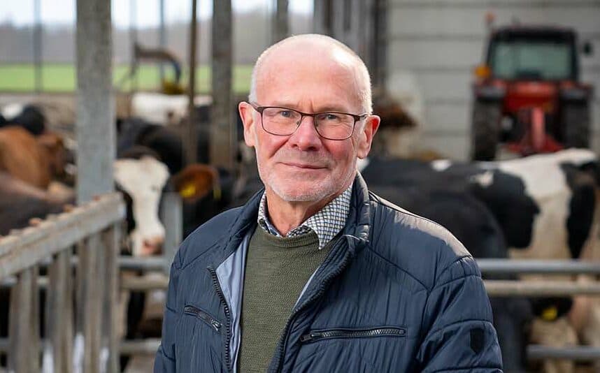 Gerrit de Lange (67) ging in oktober 2023 met pensioen, nadat hij bijna 45 jaar actief was als adviseur en ondernemerscoach van melkveehouders. In 1979 studeerde hij af aan de HAS in Dronten en in dat jaar begon hij zijn loopbaan als bedrijfsadviseur rundvee bij Coöperatie Ommen (later Agrifirm). In 1993 werd hij gevraagd om bij DLV Rundvee Advies te komen werken vanwege privatisering van consulentschappen. In 2006 vertrok hij naar Countus waar hij tot zijn pensioen is gebleven. Hij begeleidde talloze studiegroepen en was betrokken bij Stichting Weidegang, Vruchtbare Kringloop Achterhoek, Overijssel en Friesland en WUR Praktijkbedrijven. Hij combineerde zijn technische kennis van melkveebedrijven met economische kennis om veehouders vooruit te helpen.