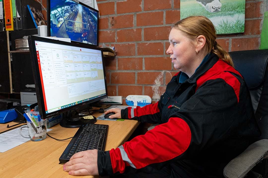 Rieneke in het kantoor van het Duitse bedrijf. Melken gaat met robots, op het beeldscherm kan ze elk dier nauwkeurig volgen.
