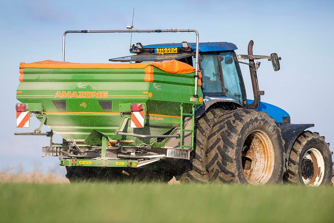 Kunstmest en bodemverbeteraars daalden vorig jaar gemiddeld het meest in prijs, met 23%.  - Foto: Mark Pasveer