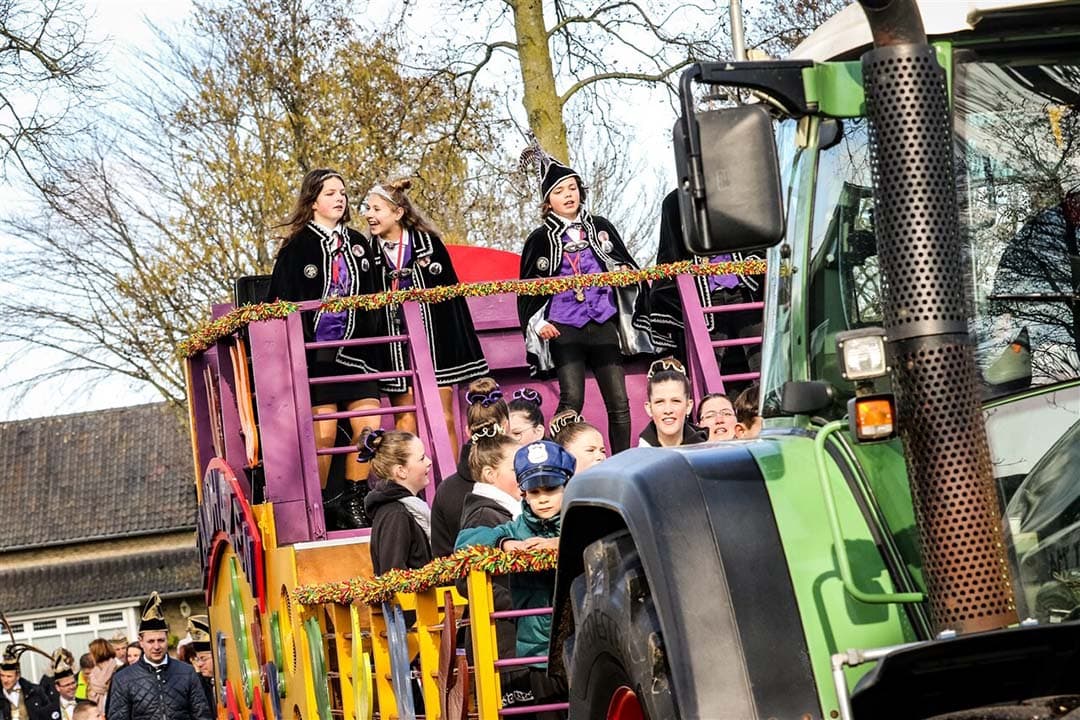 Met carnaval om de hoek is het essentieel voor boeren die hun trekker beschikbaar stellen voor het trekken van een carnavalswagen, om de juiste voorbereidingen te treffen. - Foto: ANP