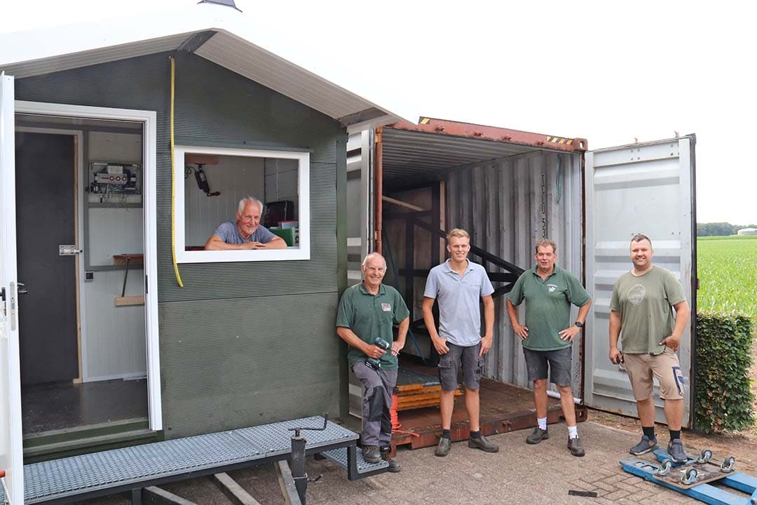 Nadat de onderdelen waren ingeladen werd de zeecontainer op 14 juli verscheept. Na een zeereis van zo’n zes weken kwam de container op 22 augustus aan in Mombasa, Kenia. Na flinke vertraging in de haven bij het inklaren werd de reis over land vervolgd. Uiteindelijk kwam de container op 13 oktober midden in de nacht aan bij het Angel’s Centre. - Foto: Hans Bijleveld