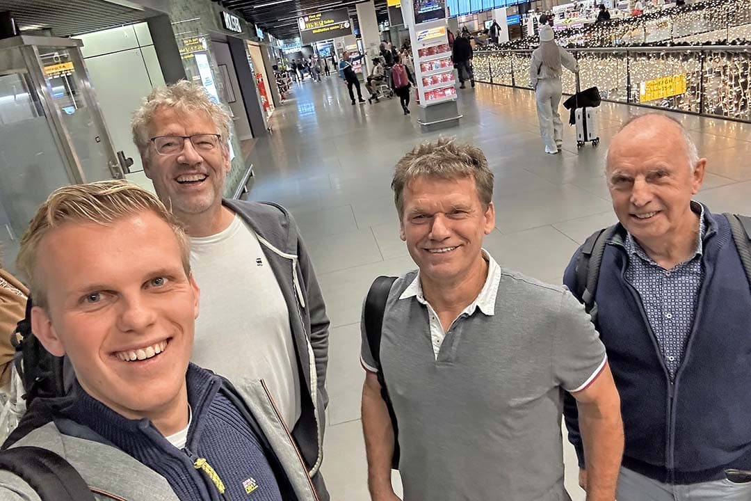Op 5 november vertrokken (v.l.n.r.) Ruben Boekeloo, Frank de Ronde, Johan Eising en Cyriel Franken vanaf Schiphol via een tussenstop in Rwanda naar Entebbe, het internationale vliegveld van Oeganda, op 35 km van de hoofdstad Kampala.