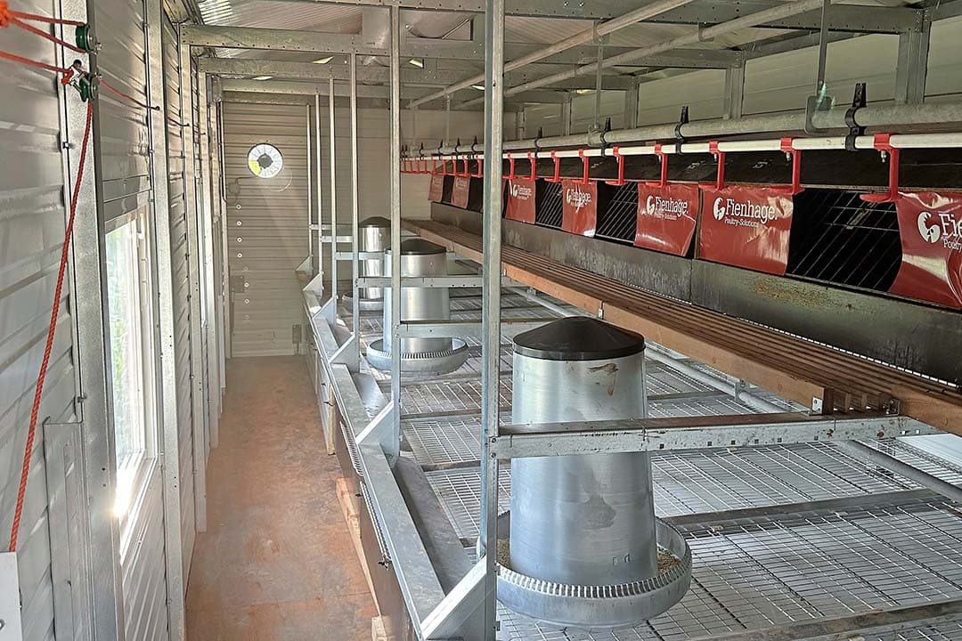 Op de zesde dag is de Kip-Caravan volledig opgebouwd en ingericht. Achter in de wand is een ventilator geplaatst, die samen met de open nok, voor voldoende ventilatie zorgt voor de 350 kippen. Bovenin zit de watertank, met genoeg water om via de drinknippelleiding, de kippen vier dagen van water te voorzien. Aan de achterkant van de traditionele houten legnesten met matjes, is een smalle stoffen eierband gemaakt die met de hand afgedraaid kan worden. Onder de metalen roosters loopt een  kunststof mestband. Aan de achterkant van de Kip-Caravan zit een zwengel waarmee de mestband kan worden afgedraaid. De mest valt dan achter de caravan op de grond.
