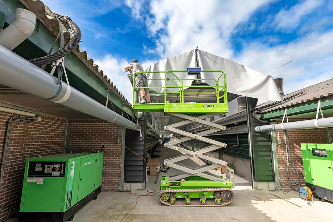 Het oprolbare dakdoek wordt van de goten aan de zijkanten van de uitlopen naar het het midden (de nok) toe opgerold. Noordman: ”Binnen één minuut is het doek opgerold.” Het oprollen is geschakeld met aggregaten, voor het geval dat door de eventuele brand de stroom uitvalt.