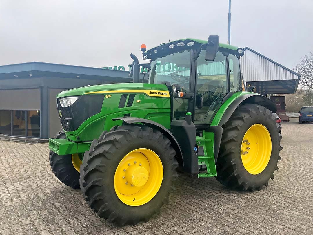 John Deere 6R155 van 2022. Demo trekker met 225 draaiuren. Compleet uitgevoerd met o.a. AQ+ 50KM, TLS, geveerde cabine, 4dw (elektronisch) en remventiel, luchtdruk, LS-aansluitingen, AUTOTRAC-READY, B-Stijl cabine. Te koop voor €119.500 bij Vemo Tractoren B.V. in Hoogeveen. - Foto: Vemo Tractoren