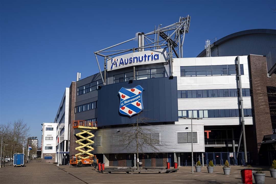 Op de parkeerplaats van stadion in Heerenveen verzamelen stakende medewerkers zich op 31 januari, als onderdeel van de voortdurende acties tegen de zuivelproducent, nu in hun tweede week. - Foto: ANP