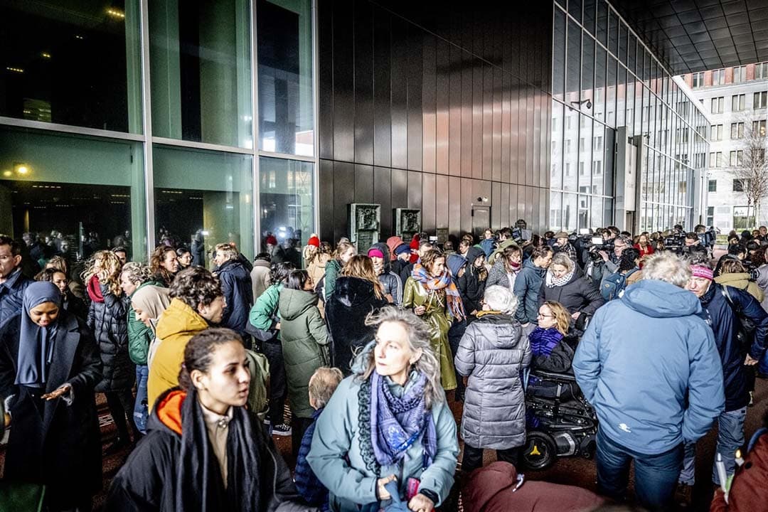 Ambtenaren van meerdere ministeries houden een 'stil protest' tegen het beleid van het demissionaire kabinet wat betreft de oorlog tussen Israël en Hamas, december 2023. - Foto: ANP