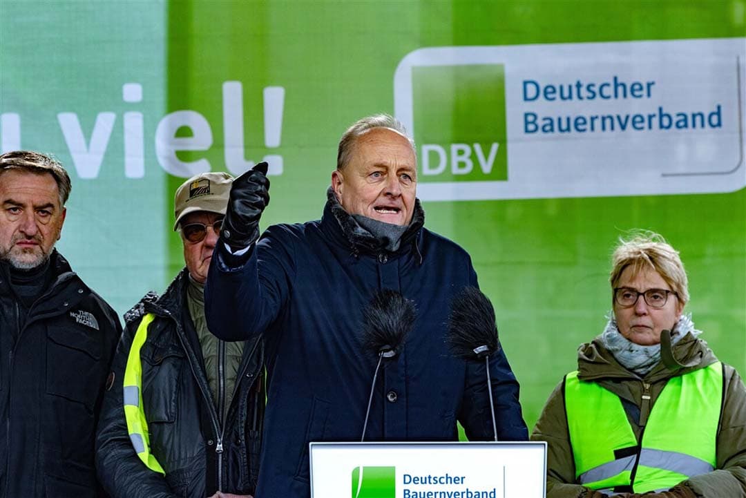 Ondanks het terugdraaien van enkele geplande bezuinigingen op de landbouw door de Duitse federale overheid, blijft DBV-voorzitter Joachim Rukwied (foto) ontevreden en kondigt hij aan dat er, beginnend met regionale demonstraties in diverse deelstaten, verdere landelijke acties zullen volgen. - Foto: ANP