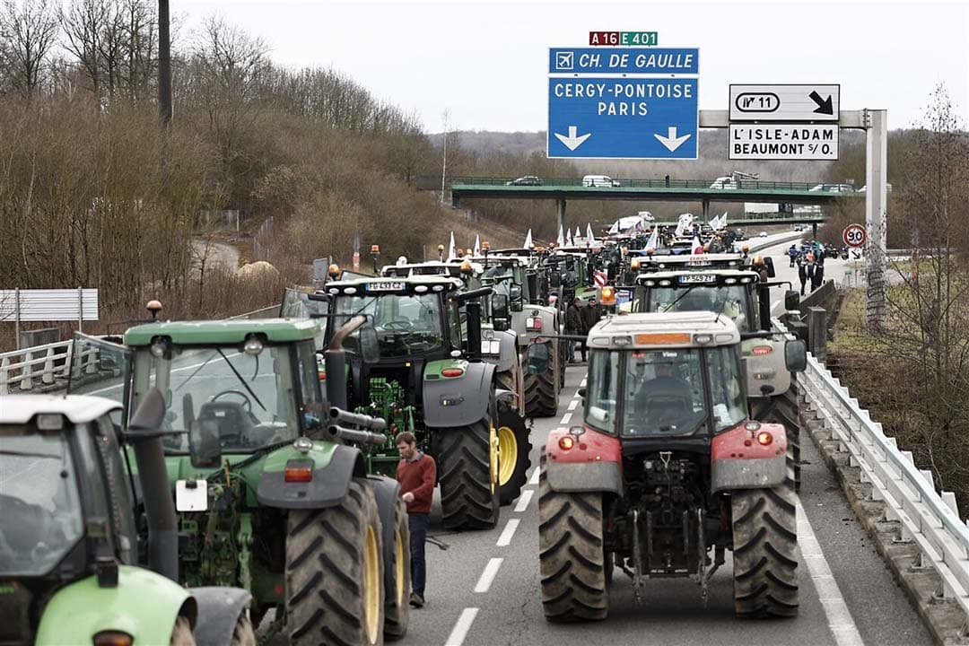 Franse boeren blokkeren toegangswegen naar Parijs. - Foto: ANP