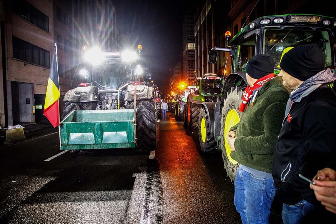 Boeren met tractoren nemen deel aan een protestactie in de Europese wijk in Brussel, georganiseerd door het Algemeen Boerensyndicaat (ABS), om betere voorwaarden te eisen voor groei, productie en behoud van een fatsoenlijk inkomen, op de dag van een Europese Raad vergadering, vandaag 1 februari. - Foto: ANP
