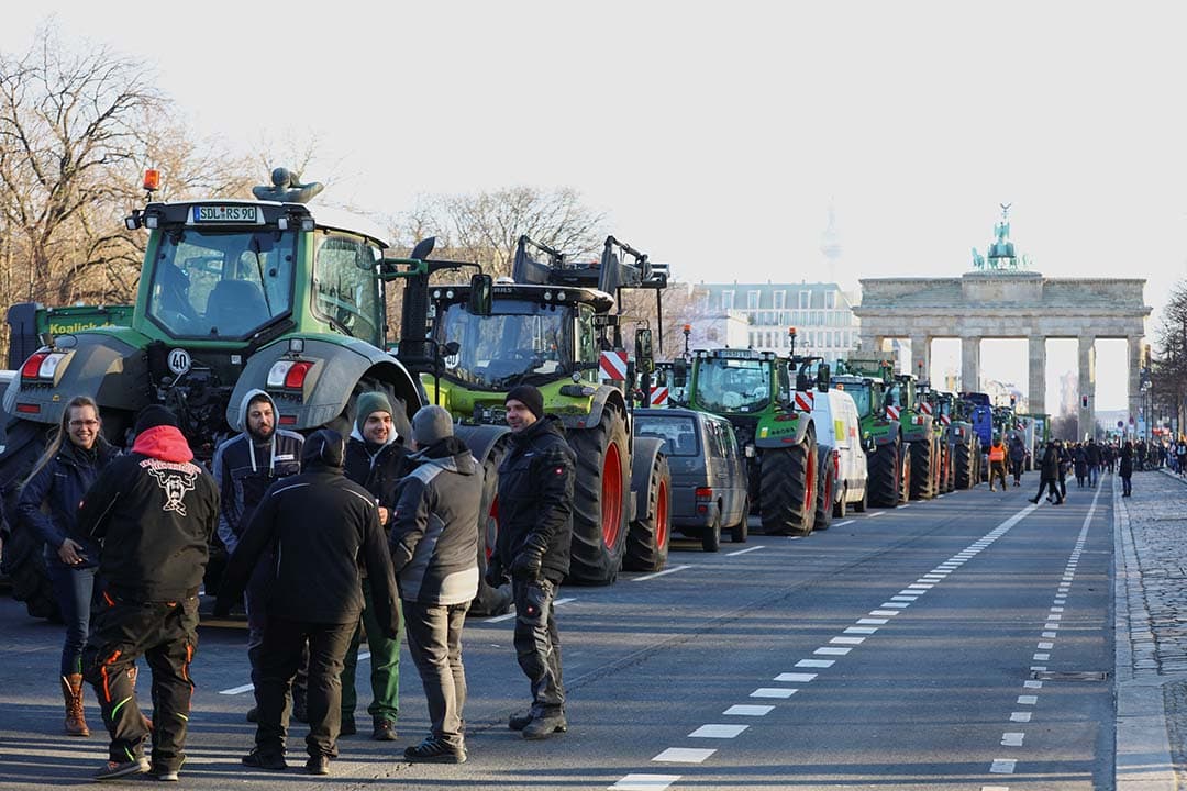 Trekkers bij de Brandenburger Tor in Berlijn. Duitse boeren protesteren vandaag onder andere tegen de accijns op diesel die verhoogt wordt. - Foto: Reuters/ Nadja Wohlleben