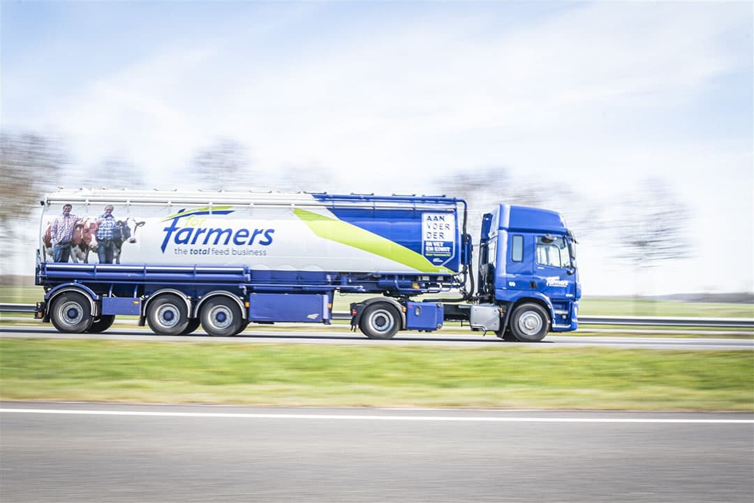 Bulkwagen van ForFarmers onderweg om voer af te leveren. - Foto: ANP