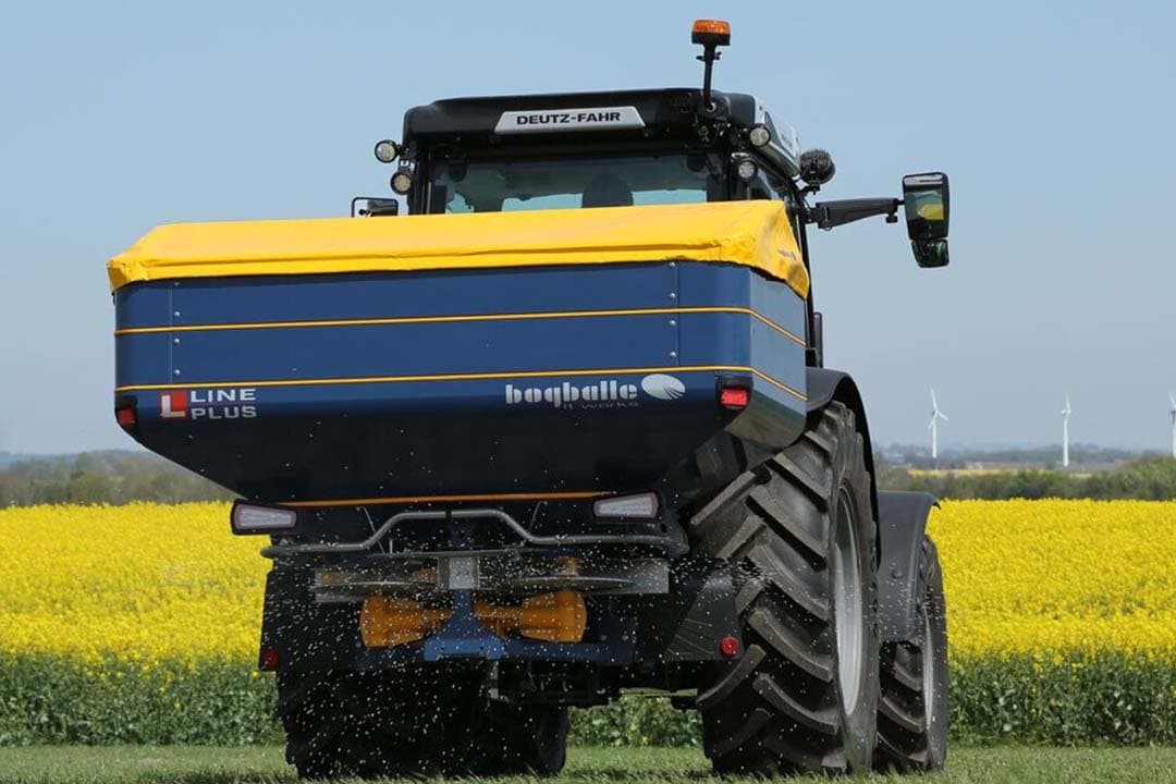De Deense fabrikant Bogballe heeft een L15W-weegstrooier ontwikkeld die zowel breed kan strooien als in de rij bemesten. De Bogballe L15W is leverbaar in twee versies. Op de foto de bredere versie L15W Plus. - Foto's: Bogballe