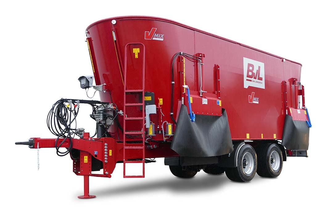 De nieuwe compacte V-MIX Plus-voermengwagen van de Duitse machinefabrikant BvL beschikt over drie mengvijzels en heeft een maximale inhoud van 34 kuub. - Foto: BvL Farmtechnology