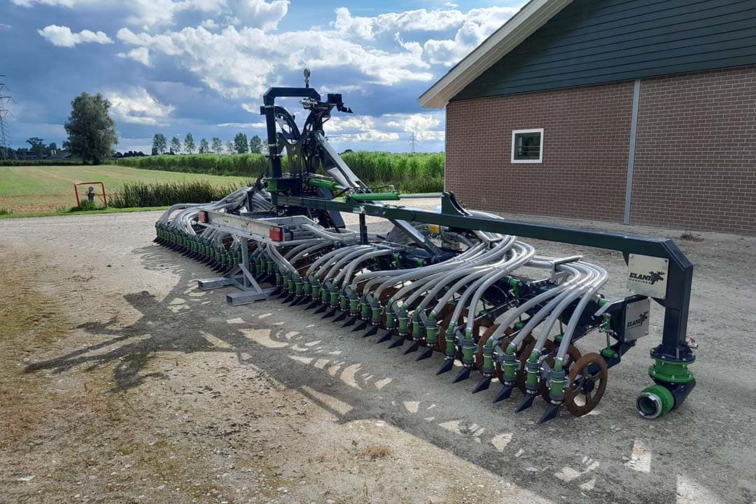 Machinefabrikant Eland Machines voegt sleepslangarm Mani-Ject als optie toe aan alle tankbemesters. Daarmee kun je ook sleepslangen met de bemester.  - Foto's: Eland Machines