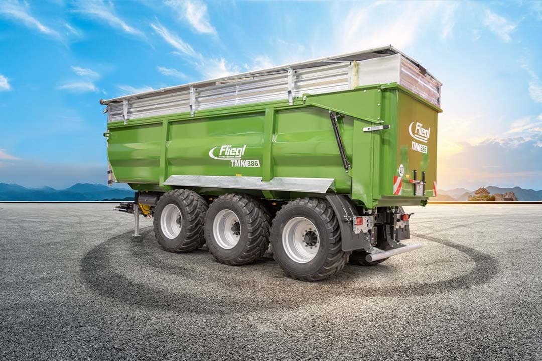 De Fliegl TMK 386 drieassige kipper heeft een maximaal laadvolume van 34 kuub. De inhoud is met een 600 mm hoog aanbouwdeel te vergroten tot 46 kuub. - Foto: Fliegl