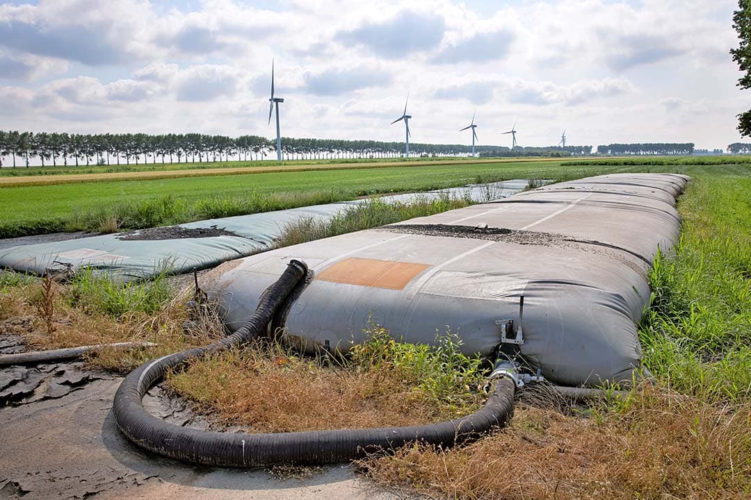 Leveranciers van mestopslagsystemen zoals mestzakken, hebben het razend druk. De mestopslagen zitten veelal vol. - Foto: Peter Roek