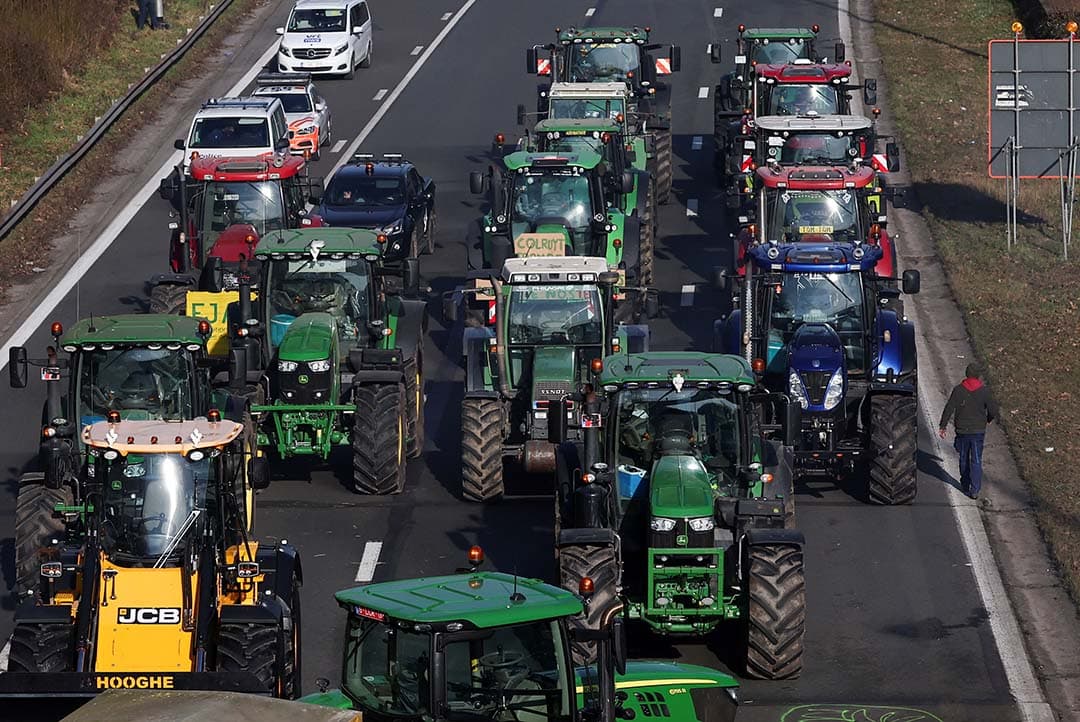 Belgische boeren blokkeren de ring rond Brussel. - Foto: Reuters