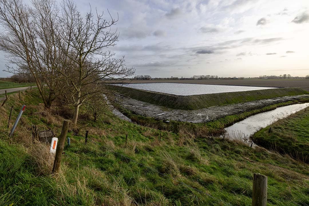 Akkerbouwbedrijf Kerckhaert in Hengstdijk (Zeeuws-Vlaanderen) heeft fertigatie gebruikt in 8 hectare uien. Ze hebben daarvoor een bassin aangelegd. De resultaten van fertigatie zijn zeer goed, maar het vraagt een investering in de opslag van zoet water, apparatuur en tijd. - Foto: Peter Roek