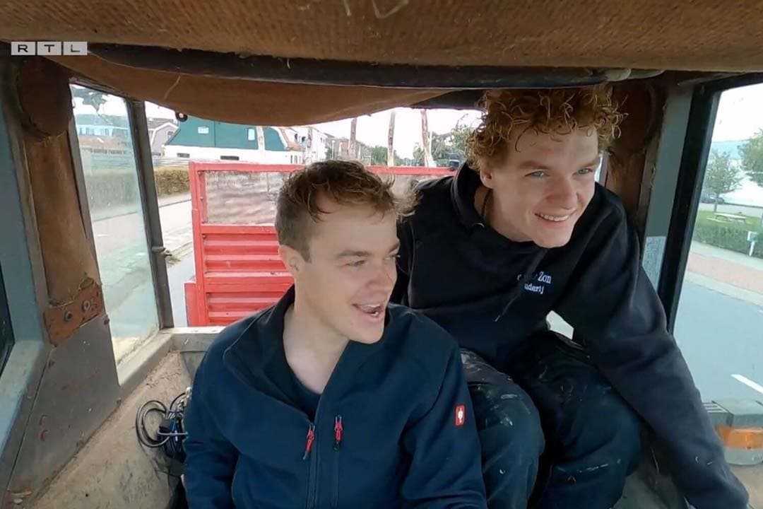 Thijs en Pieter Van der Zon tijdens hun laatste rit met opa’s trekker, uit een aflevering van 'Bij ons op de Boerderij' op RTL 5. - Foto: videostill uit aflevering 'Bij ons op de Boerderij', RTL 5