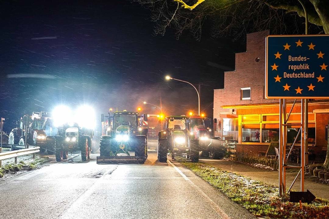 De grensovergang naar Duitsland is door Duitse boeren geblokkeerd, begin deze week. "De Duitse boeren hebben nog wel wat concreets te klagen: vrijstellingen van belastingen (diesel, landbouwvoertuigen) dreigen te vervallen", aldus columnist Willem Bruil. - Foto: ANP