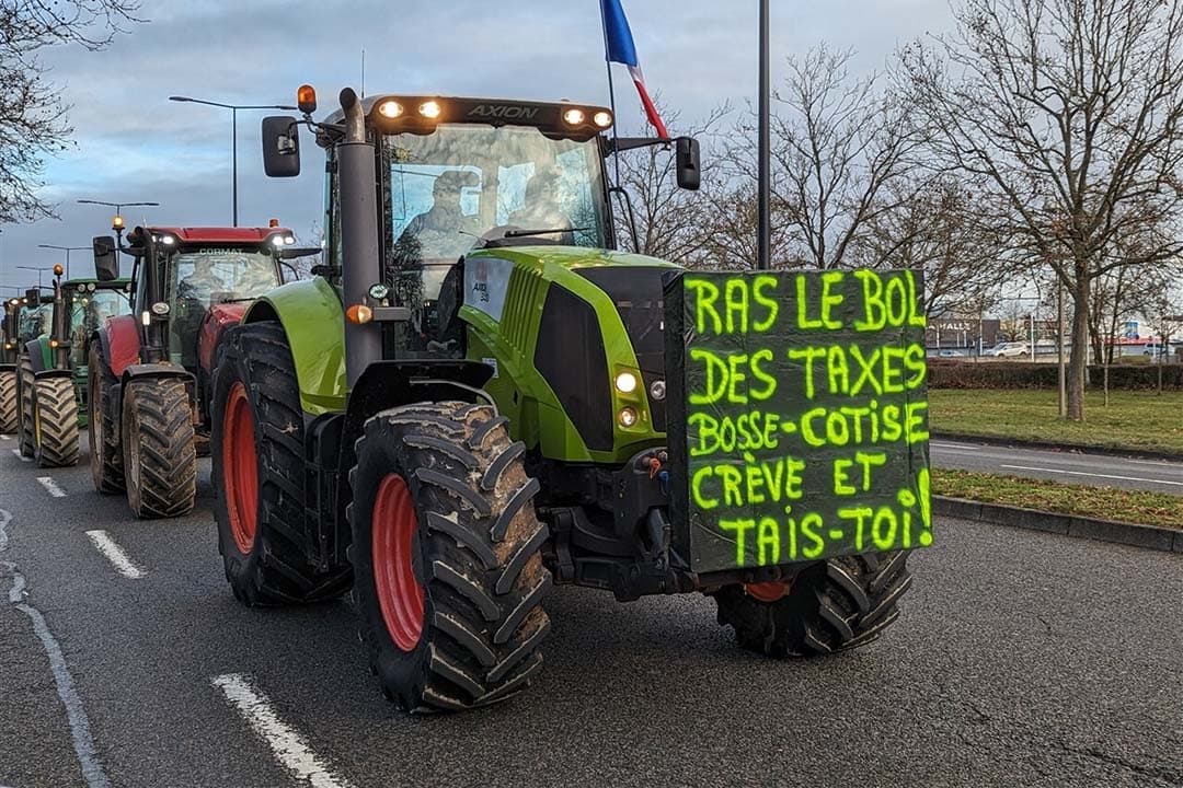 15 december 2023. Meer dan 80 trekkers en enkele honderden boeren demonstreren voor de Regionale Raad in Dijon, Frankrijk, om de vertragingen in de betaling van Europese subsidies aan de kaak te stellen. Deze demonstratie maakt ook deel uit van een landelijke mobilisatie van boeren die al enkele weken gaande is in Frankrijk onder het motto 'On marche sur la tête' ('we lopen op ons hoofd') om het huidige landbouwbeleid, waaronder hogere belastingen, te bekritiseren. - Foto: ANP