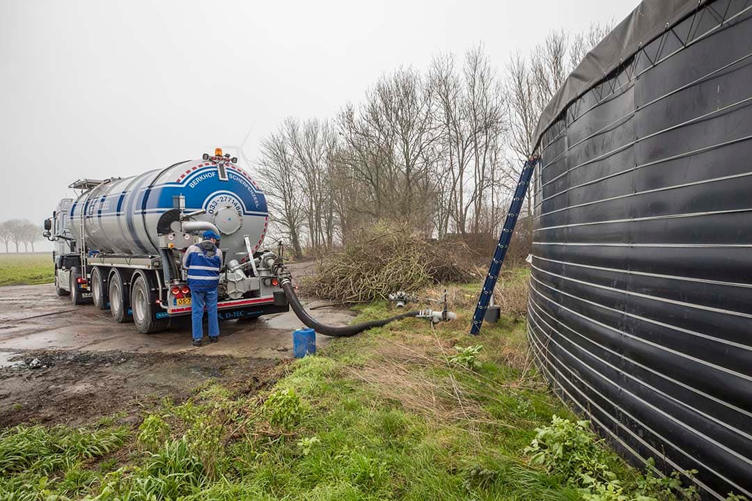 Een vracht mest wordt gelost bij een mestopslag. De hoop is gevestigd op een mooi voorjaar, waardoor er veel dierlijke mest aangewend kan worden om de druk op de markt wat te verlagen. - Foto: Koos Groenewold