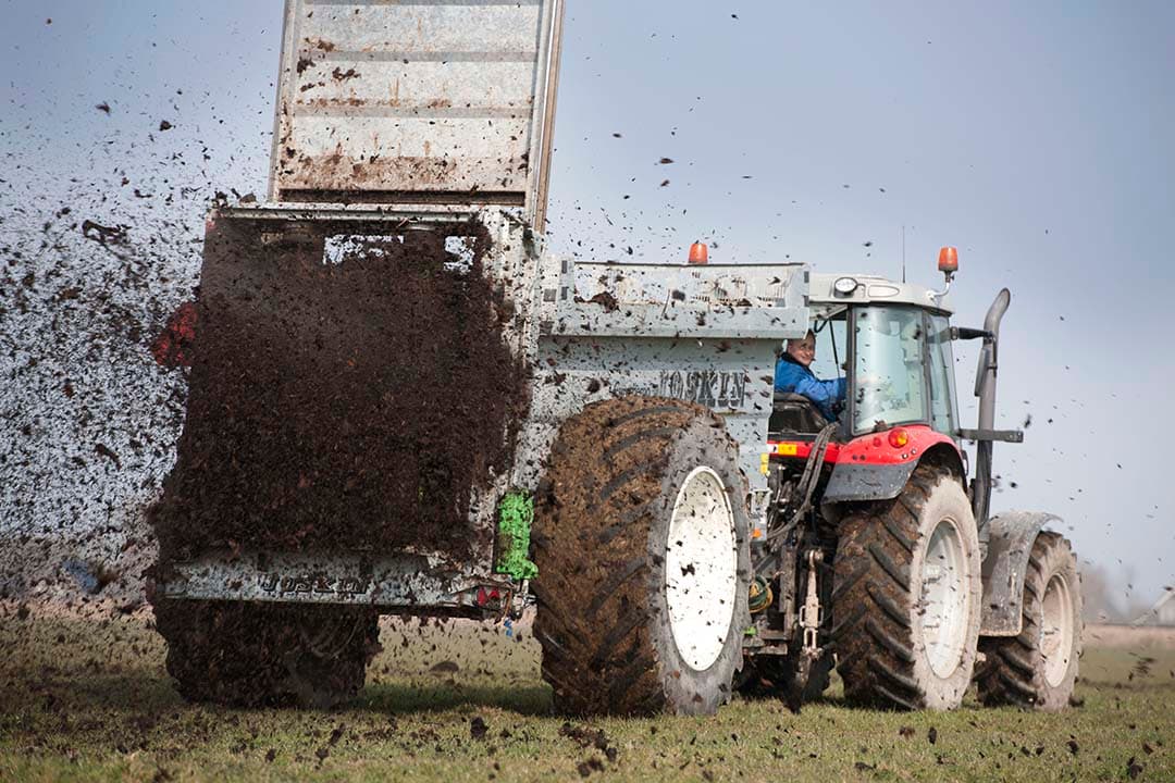 Landbouwminister Adema gedoogt het bovengronds uitrijden van rundveedrijfmest een jaar langer. – Foto: Mark Pasveer