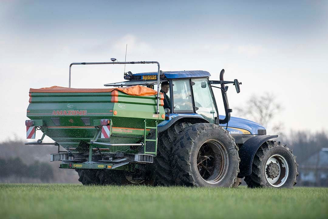 De kunstmest kan op het grasland, mits de berijdbaarheid dat toe laat. - Foto: Mark Pasveer