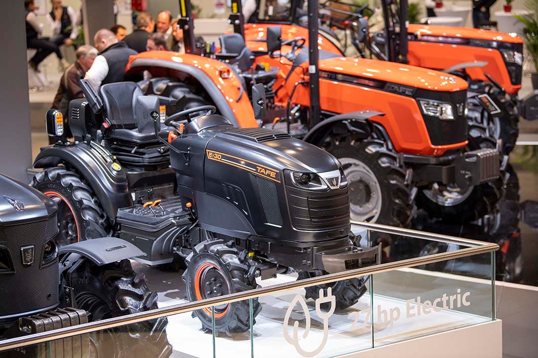 Tafe bouwt trekkers tot 100 pk. De fabrikant is bekend van oranje gekleurde trekkers. Op de Agritechnica stond (in het zwart) een prototype van een elektrische trekker. - Foto: Mark Pasveer