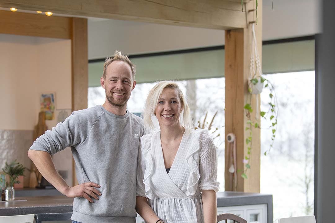 Jaring (38) en Lotte (35) Brunia wonen in Raerd (Frl.) samen met hun vijf kinderen Steijn (11), Senn (8), Lenteflora (5), Ylvar-nova (4) en Hazelonnea (2).  - Foto: Mark Pasveer